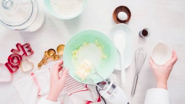 Düz yatıyordu. Adım adım. Şeker kurabiye hamur karıştırma kase karıştırma.