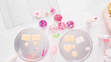 Düz yatıyordu. Adım adım. Küçük kız Kraliyet krema ve şeker ile şekerli kurabiye Sevgililer günü için decarting.