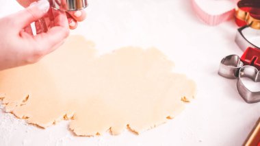 Adım adım. Şekilleri'nden şeker kurabiye hamuru çerez kesici ile kesmek.