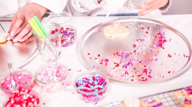 Adım adım. Küçük kız Kraliyet krema ve şeker ile şekerli kurabiye Sevgililer günü için decarting.