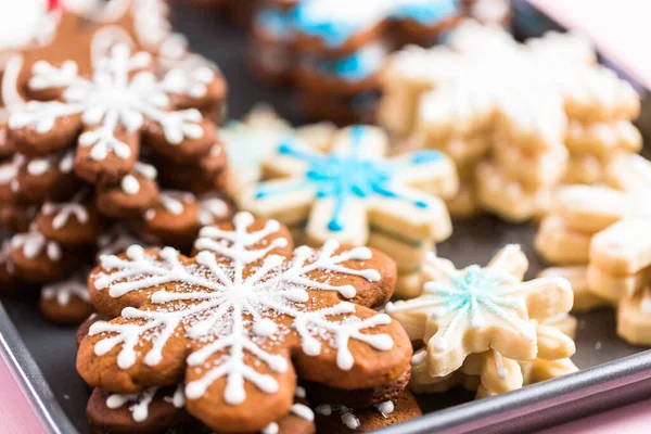 圣诞饼干用皇家糖霜装饰 — 图库照片