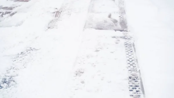 Trilhas Carro Neve Calçada Residencial Após Tempestade Inverno — Fotografia de Stock