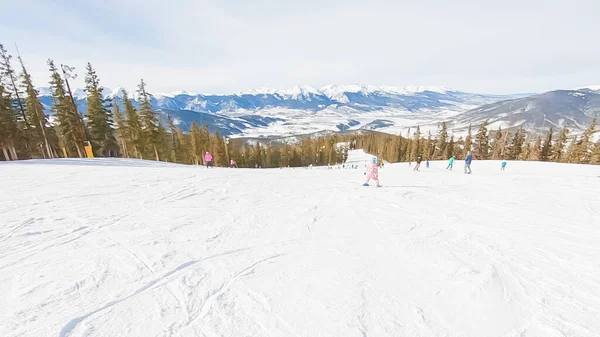 Meisje Leren Skiën Naar Beneden Heuvel Alpine Bergen — Stockfoto