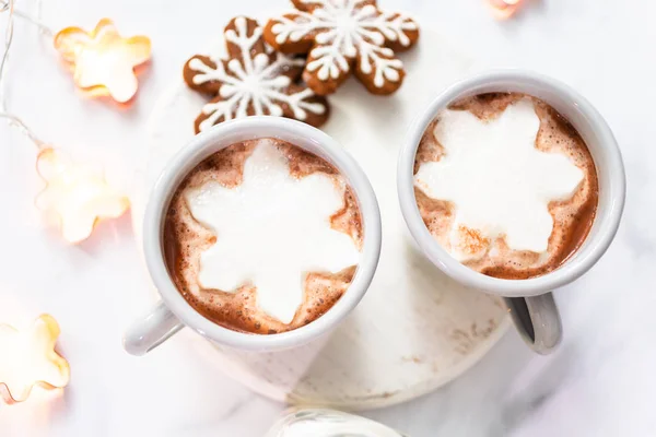 Kar Tanesi Ile Amerikan Sıcak Çikolata Hatmi Topingler Şeklinde — Stok fotoğraf