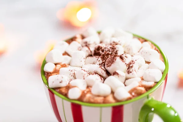 Chocolate Caliente Americano Con Aderezos Malvavisco Una Taza Navidad Grande — Foto de Stock