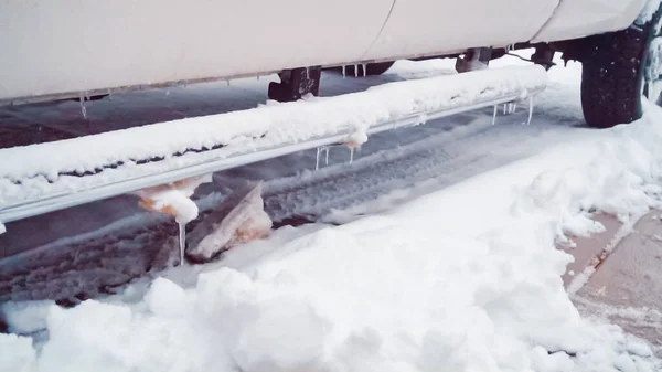 乗用車の小さな通りに深い雪の中で — ストック写真