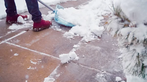 Jovem Limpando Neve Entrada — Fotografia de Stock