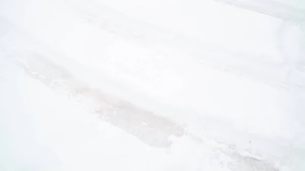 冬の嵐の後の住宅の私道 雪で車が通った跡 — ストック写真