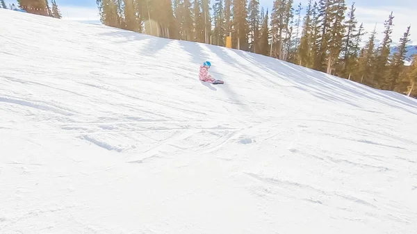 Κοριτσάκι Που Μαθαίνει Πώς Κάνουν Σκι Κάτω Από Λόφο Στα — Φωτογραφία Αρχείου