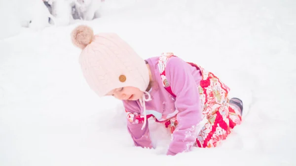 Küçük Kız Evine Tipik Banliyöde Yakınındaki Karda Oynarken — Stok fotoğraf