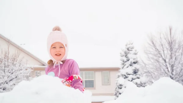 Menina Brincando Neve Perto Sua Casa Subúrbios Típicos — Fotografia de Stock