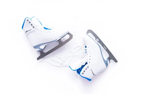 Pose Plate Nouveaux Patins Blancs Sur Fond Blanc — Photo