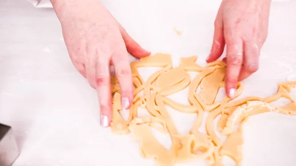 Stap Voor Stap Snijden Van Vormen Uit Suiker Koekjesdeeg Met — Stockfoto