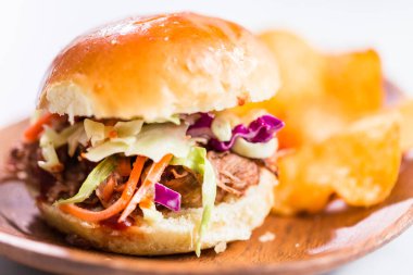 Barbekü, brioche çörekleriyle küçük hamburgerler şeklinde domuz sandviçi çekti..