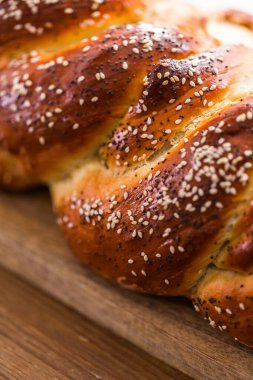 Örgülü challah ekmek susam ve haşhaş tohumu ile yakın çekim.