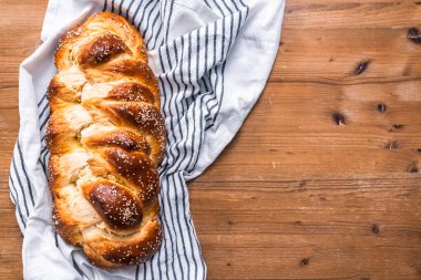 Düz yatıyordu. Shallah ekmek susam ve haşhaş tohumu ile fırından yeni çıkmış.