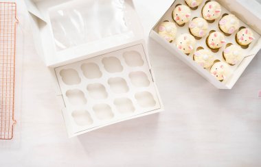 Düz yatıyordu. Beyaz Cupcake kutusunda Easter Bunny cupcakes.