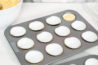 Bir cupcake Pan içinde fırında vanilya cupcakes.
