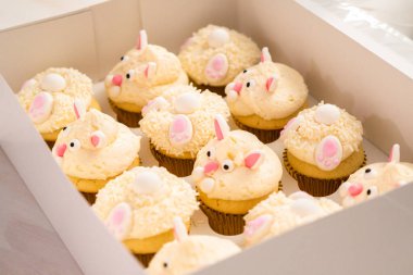 Beyaz kek kutusunda Paskalya tavşanı çörekleri.