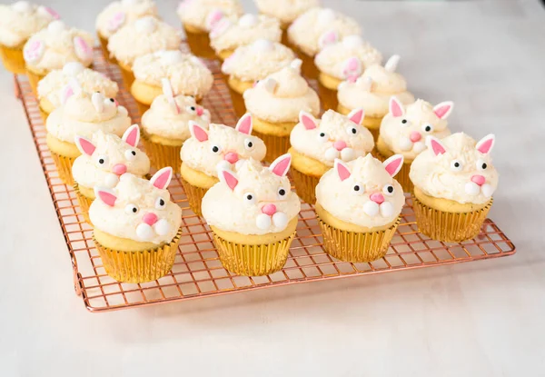 Decoración Cupcakes Vainilla Con Glaseado Mantequilla Blanca Orejas Conejo Para — Foto de Stock