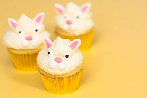 Osterhasen Cupcakes Auf Gelbem Hintergrund — Stockfoto