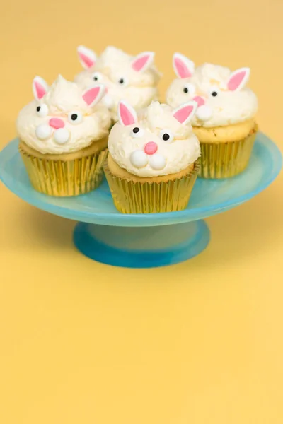 Пасхальные Кролики Кексы Желтом Фоне — стоковое фото
