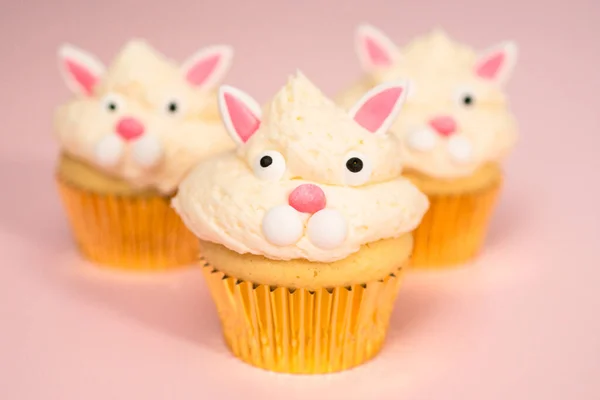 Пасхальные Кролики Кексы Розовом Фоне — стоковое фото