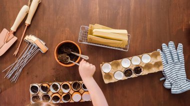 Düz yatıyordu. Anne ve kızı bahar ekimi için yumurta kabuğu tohumlarına başlıyorlar..