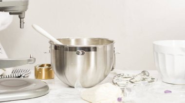 Tereyağlı krema yapmak için mutfak mikserinin malzemelerini karıştırıyorum..