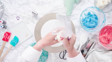 Yuvarlak üç katlı vanilyalı pasta yapmak için pasta katmanları yığılıyor.