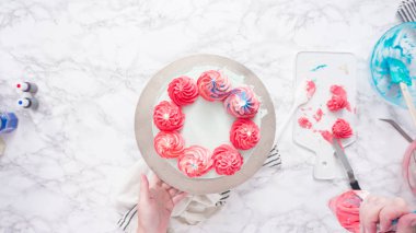 Üç katlı vanilyalı kekin üstüne tereyağlı roket..