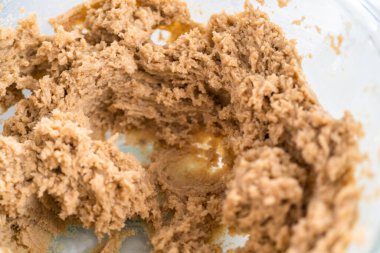 Çikolata parçacıklı kurabiye yapmak için karıştırma kabında malzemeleri karıştırıyorum..