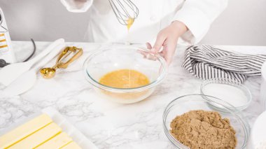 Adım adım. Çikolata parçacıklı kurabiye yapmak için cam kasede malzemeleri karıştırıyorum..