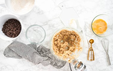 Çikolata parçacıklı kurabiye yapmak için karıştırma kabında malzemeleri karıştırıyorum..