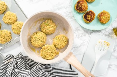 Düz yatıyordu. Kızartma tavasında zeytinyağında kabak keki kızartıyorum..