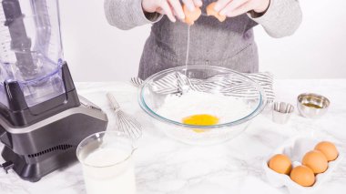 Krep hamuru yapmak için karışımı cam bir kaba karıştırıyorum..