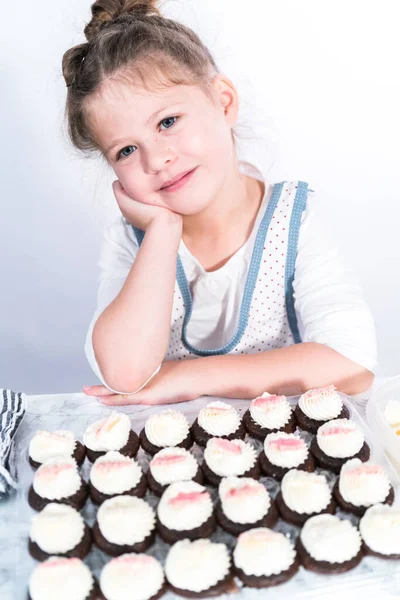 Menina Ajudando Assar Mini Cupcakes Chocolate Com Cobertura Creme Manteiga — Fotografia de Stock