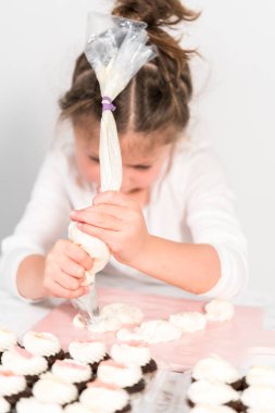 Küçük kız İtalyan tereyağı kreması tatlandırması yapıyor..