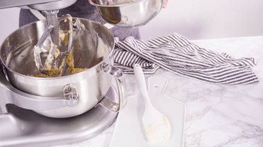 Adım adım. Fıstık ezmeli kurabiye pişirmek için elektrikli mikserin malzemelerini karıştırıyorum..