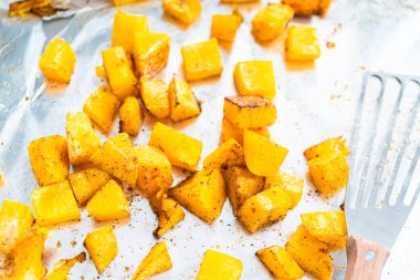 Zeytinyağında tuzlu ve biberli kızarmış tereyağlı kabak..