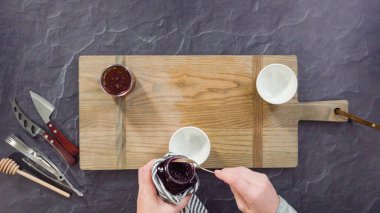 Düz yatıyordu. Büyük bir peynir tahtası için tahtanın üzerinde gurme peynir, kraker ve meyve düzenlemek.