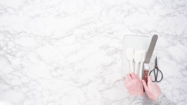 Düz yatıyordu. Adım adım. Mermer bir yüzeyde çikolata soslu çilek hazırlamak için gerekli malzemeler..