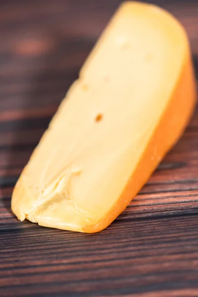 Grande Cuneo Formaggio Gouda Affumicato Uno Sfondo Legno Scuro — Foto Stock