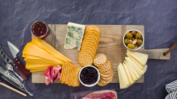 Deitado Organizar Queijo Gourmet Crakers Frutas Uma Placa Para Uma — Fotografia de Stock