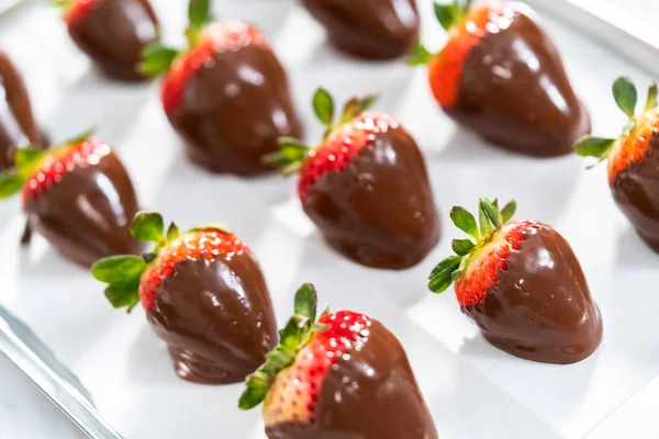 Making White Dark Chocolate Dipped Strawberries — Stock Photo, Image