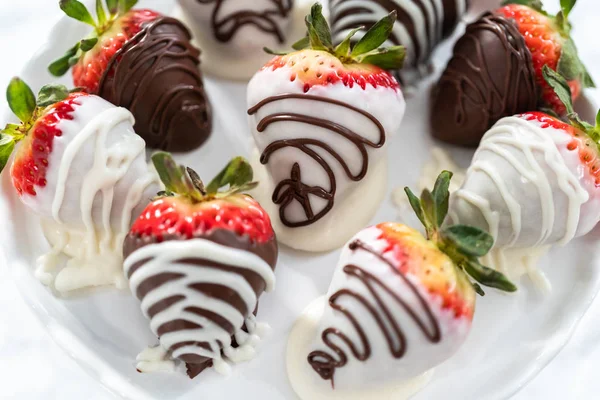 Beyaz ve siyah çikolata soslu çilek tezgahında..