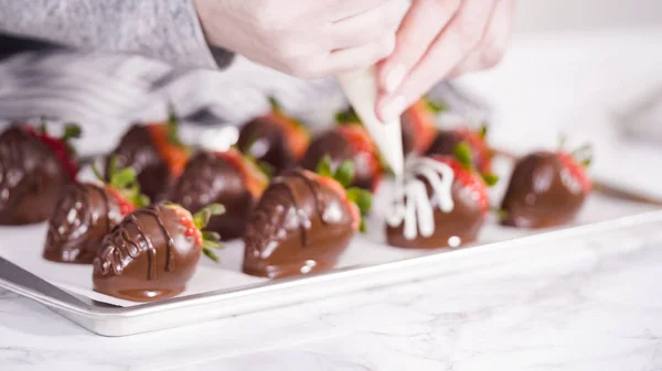 一步一步 将有机草莓浸入装有融化巧克力的碗中 准备涂有巧克力的草莓 — 图库照片