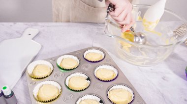 Adım adım. Vanilyalı Mardi Gras keki pişirmek için kek hamurunu folyoya batırıyorum..
