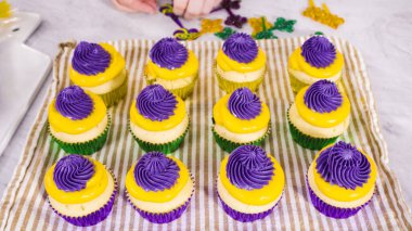 Adım adım. Mardi Gras kutlaması için kremalı İtalyan kremalı vanilyalı kek..