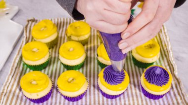 Adım adım. Mardi Gras kutlaması için kremalı İtalyan kremalı vanilyalı kek..